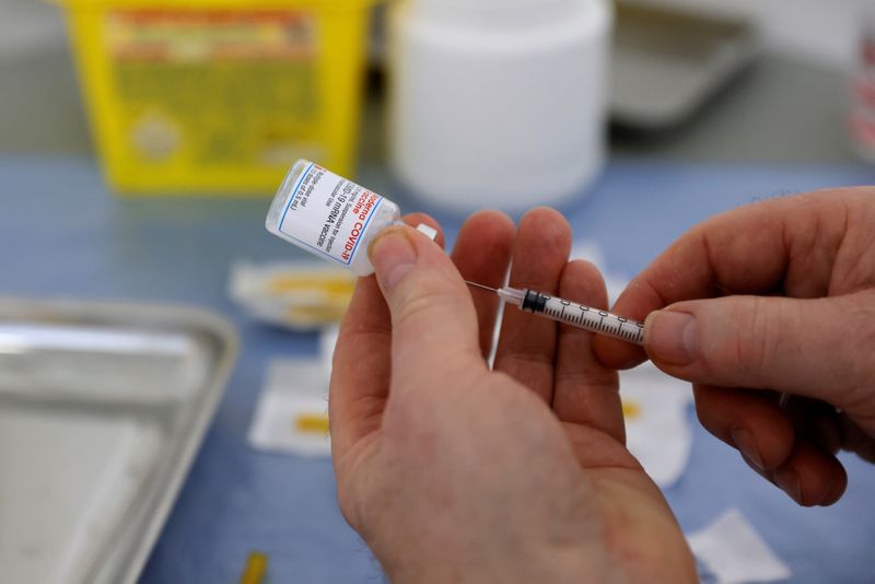 &copy; Reuters. FILE PHOTO: Coronavirus disease (COVID-19) vaccination campaign in Calais