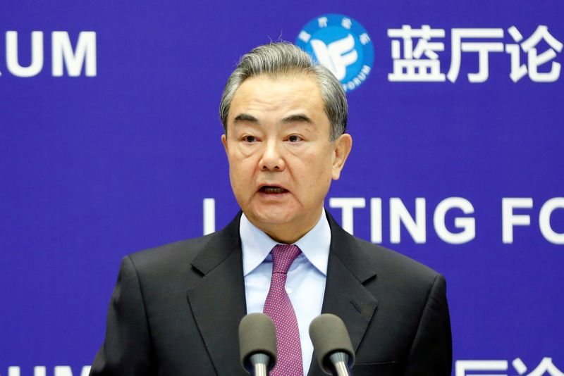 &copy; Reuters. 香港、明るい未来のために選挙制度改革必要＝中国外相