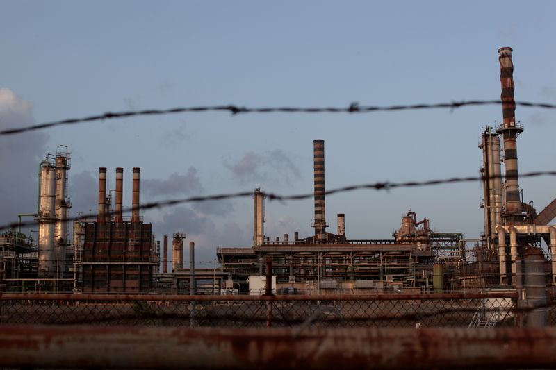 &copy; Reuters. FILE PHOTO: The installations of the Hovensa petroleum refinery are seen in St Croix