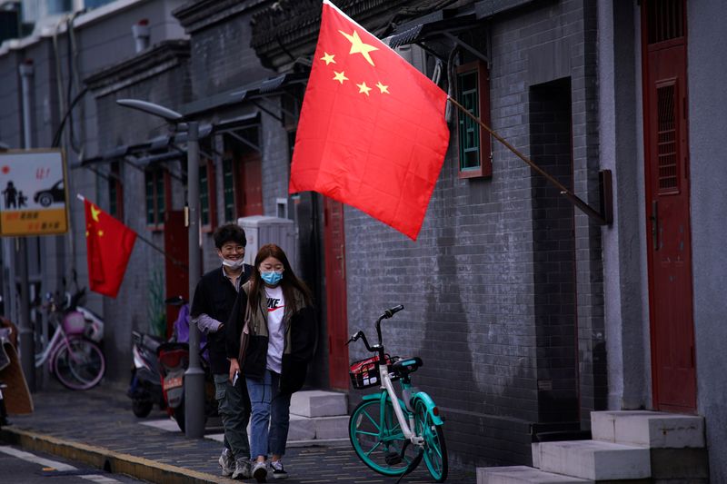 &copy; Reuters. FOTO DE ARCHIVO: Personas con mascarillas caminan por un callejón en Pekín, China el 29 de septiembre de 2020