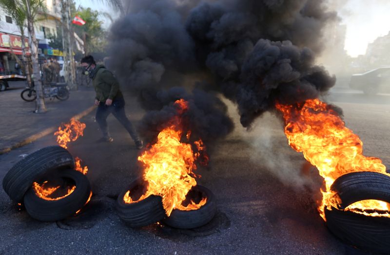 &copy; Reuters. احتجاجات الشوارع في لبنان تدخل يومها السابع