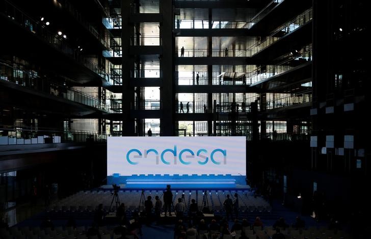 &copy; Reuters. FOTO DE ARCHIVO: El logotipo de Endesa en Madrid