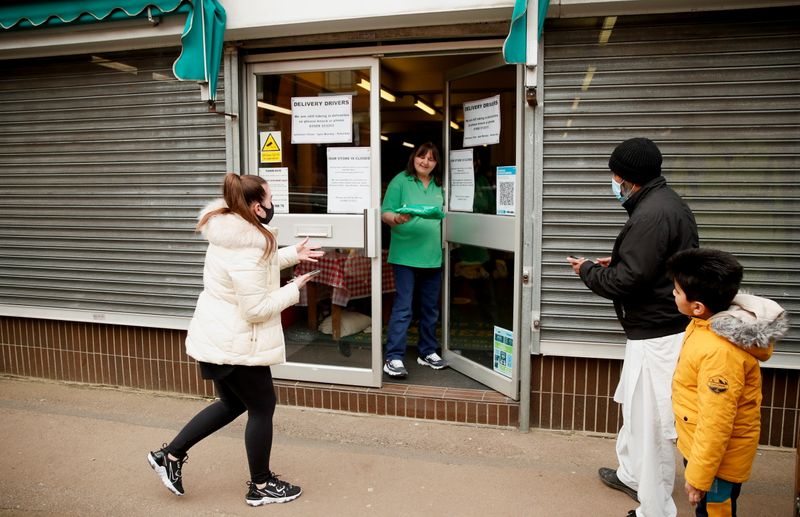 &copy; Reuters. Un empleado atiende a los clientes en &apos;Maisies Superstore&apos;, en Wolverton, Milton Keynes, Reino Unido