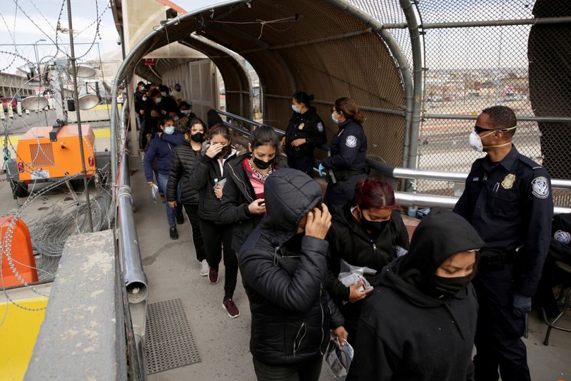 &copy; Reuters. FILE PHOTO: Migrants deported from the U.S. walk towards Mexico at the Paso del Norte International border bridge, in this picture taken from Ciudad Juarez