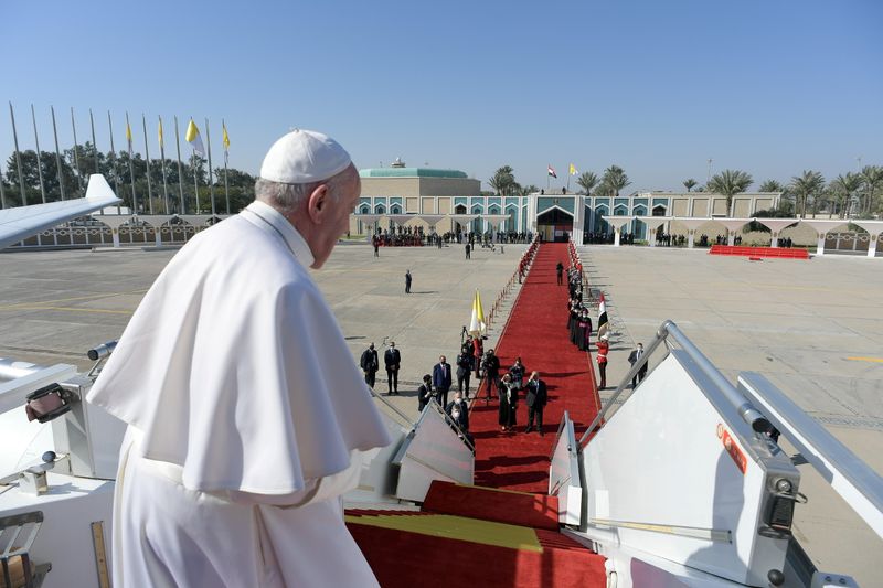 &copy; Reuters. Papa Franciso embarca em avião a caminho de Roma, no encerramento de viagem ao Iraque