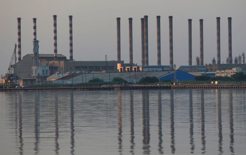 © Reuters. A general view of Abadan oil refinery in southwest Iran, is pictured from Iraqi side of Shatt al-Arab in Al-Faw south of Basra