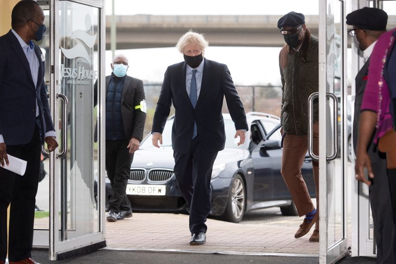&copy; Reuters. Britain&apos;s Prime Minister Boris Johnson visits a COVID-19 vaccination centre, in London