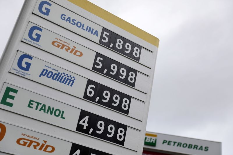 &copy; Reuters. Placa com preços de combustíveis em posto do Rio no mês passado