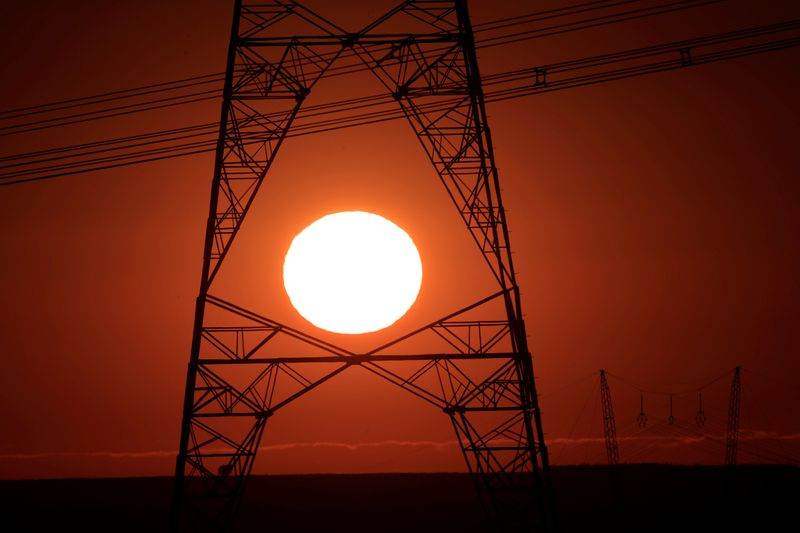 &copy; Reuters. Linha de transmissão em Brasília vista ao nascer do sol