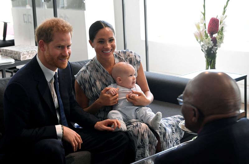 &copy; Reuters. FILE PHOTO: Britain&apos;s Prince Harry and Meghan visit South Africa