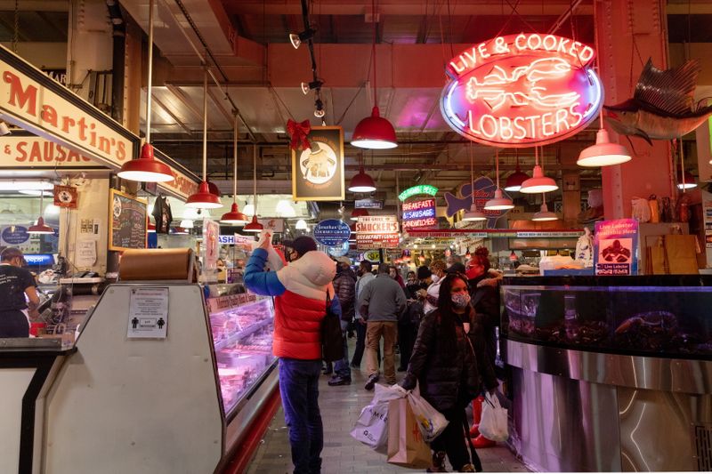 &copy; Reuters. Clientes fazem compras no Reading Terminal Market em meio à pandemia de Covid-19