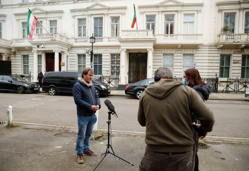 © Reuters. Richard Ratcliffe protests outside Iranian Embassy in London