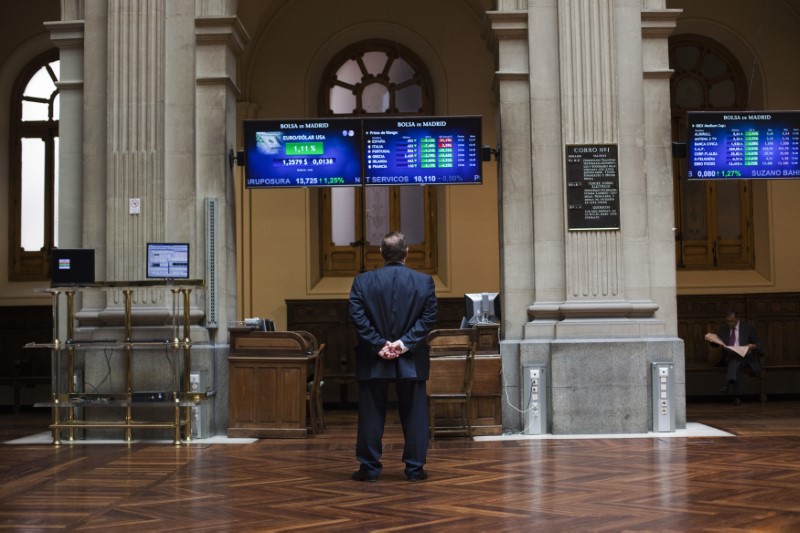 &copy; Reuters. FOTO DE ARCHIVO: Un operador de bolsa en el interior de la Bolsa de Madrid
