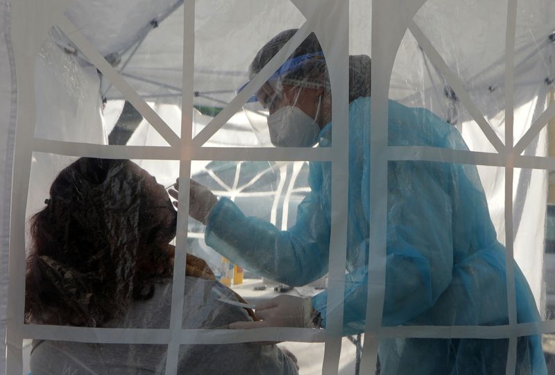 &copy; Reuters. CORONAVIRUS: LA FRANCE FAIT ÉTAT DE 5.327 NOUVEAUX CAS EN 24 HEURES