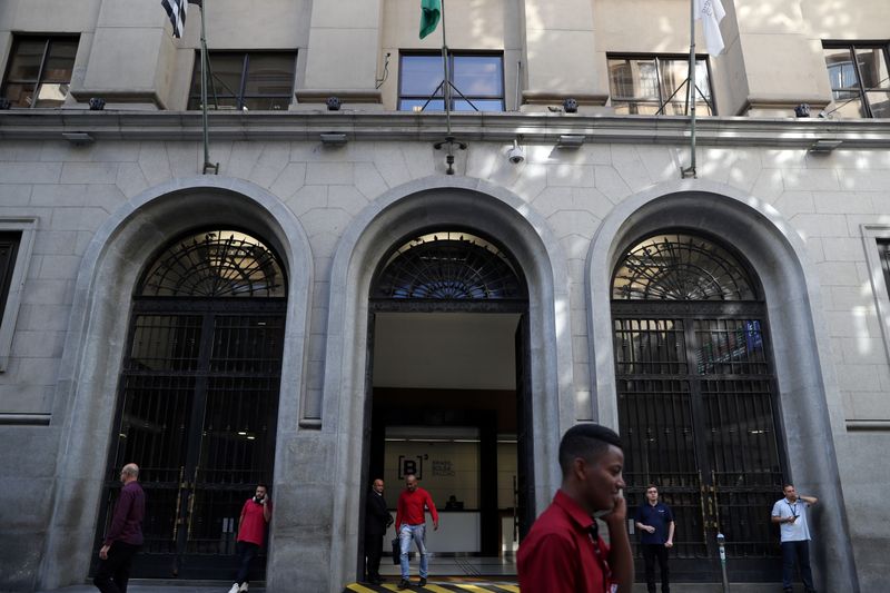 &copy; Reuters. Pessoas passam em frente ao prédio da B3 no centro de São Paulo