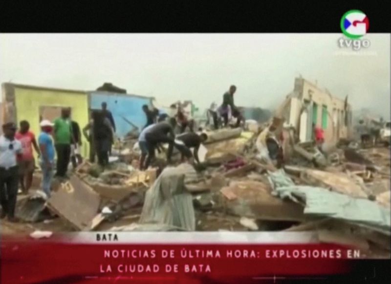 © Reuters. ارتفاع عدد قتلى سلسلة انفجارات في غينيا الاستوائية إلى 98