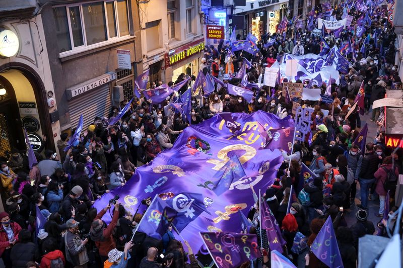 &copy; Reuters. نحو ألف امرأة يتجمعن في إسطنبول احتجاجا على قتل النساء