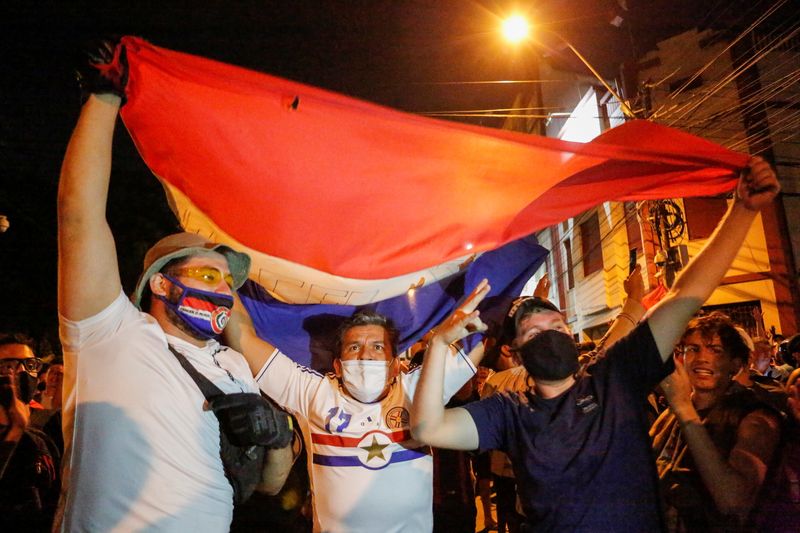 &copy; Reuters. Paraguayans protest against President Mario Abdo Benitez&apos;s health policies in Asuncion