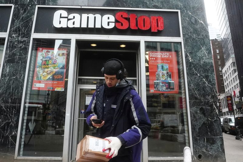 &copy; Reuters. Un repartidor de Fedex prepara un paquete para una tienda de GameStop en Nueva York, EEUU