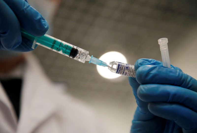 &copy; Reuters. Un operatore sanitario tiene in mano una siringa con il vaccino Sputnik V contro il coronavirus
