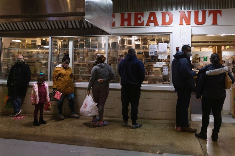 &copy; Reuters. FOTO DE ARCHIVO: Varias personas hacen cola en el exterior de una tienda en Filadelfia