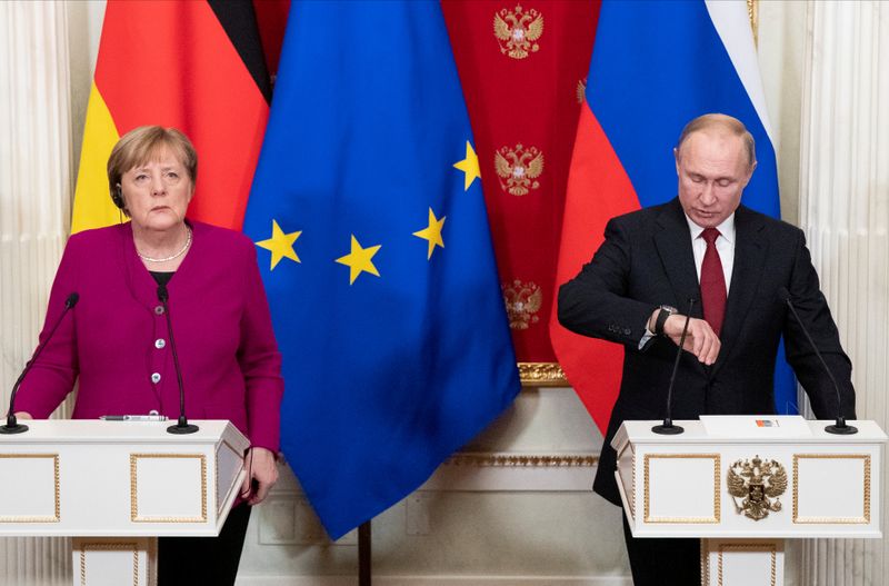 &copy; Reuters. FILE PHOTO: Russian President Putin and German Chancellor Merkel hold a joint news conference in Moscow