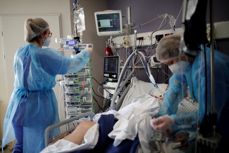 &copy; Reuters. Paciente em unidade de terapia intensiva de hospital em Mellun, perto de Paris