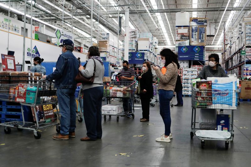 &copy; Reuters. Shoppers wait in line to pay for purchases during the shopping season, &apos;El Buen Fin&apos; (The Good Weekend) in Mexico City