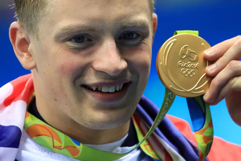 &copy; Reuters. FILE PHOTO: Adam Peaty of United Kingdom poses with his Olympic gold medal