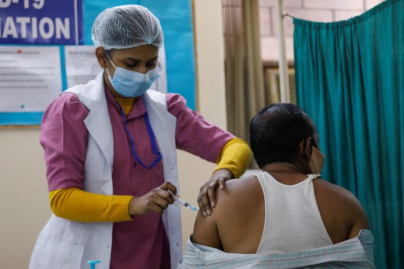 &copy; Reuters. Un hombre recibe la vacuna COVID-19 de Bharat Biotech, llamada COVAXIN, en un centro de vacunación en Nueva Delhi, India