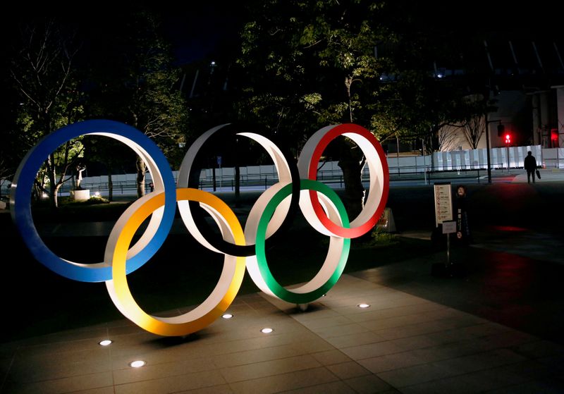 &copy; Reuters. Gli anelli olimpici illuminati di fronte allo stadio nazionale di Tokyo