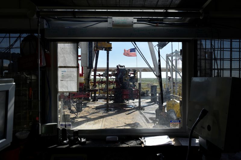 &copy; Reuters. The operations floor of a drilling rig is seen from the control room on a lease owned by Oasis Petroleum in the Permian Basin near Wink