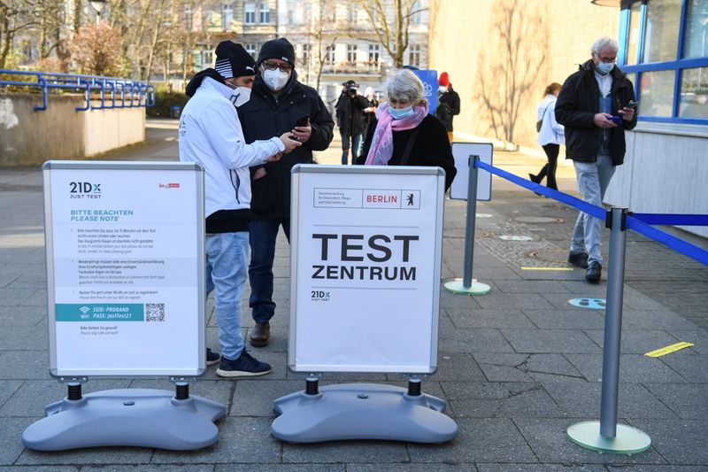 &copy; Reuters. Berlin opens several COVID-19 quick test centers where residents can get free testing