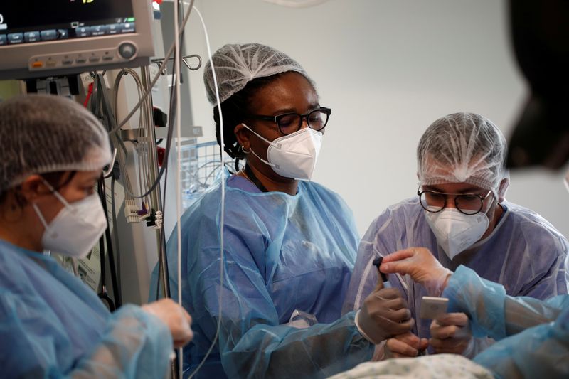 &copy; Reuters. FILE PHOTO: Intensive Care Unit (ICU) for COVID-19 patients at Melun-Senart hospital, near Paris