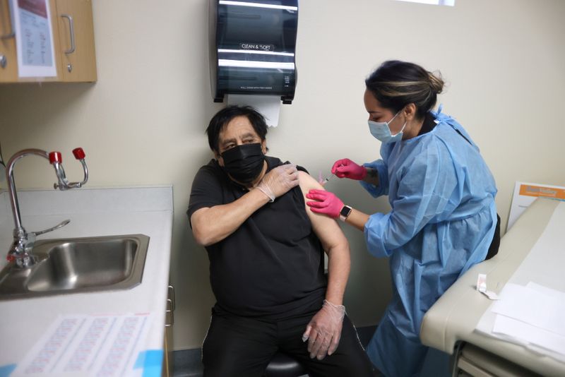 &copy; Reuters. FILE PHOTO: Rigoberto Bojorquez, 76, receives a coronavirus disease (COVID-19) vaccination, at East Valley Community Health Center in La Puente