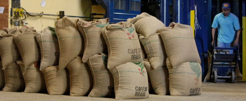 &copy; Reuters. Sacas de café brasileiro em uma fazenda em Alfenas, Minas Gerais