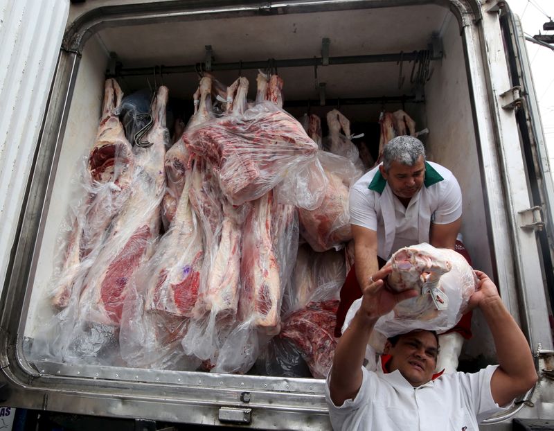 &copy; Reuters. Trabalhadores retiram peças de carne de um caminhão em Sâo Paulo, no Brasil
