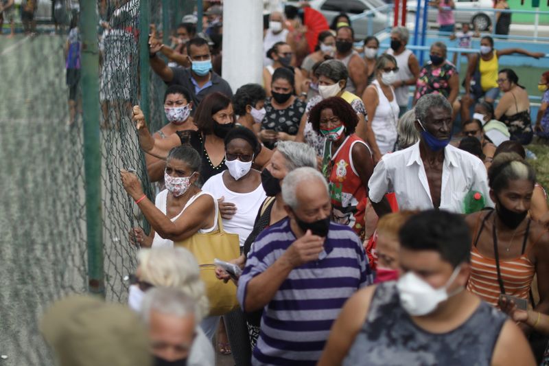 &copy; Reuters. Fila de pessoas à espera de vacina da Covid-19 em Duque de Caxias