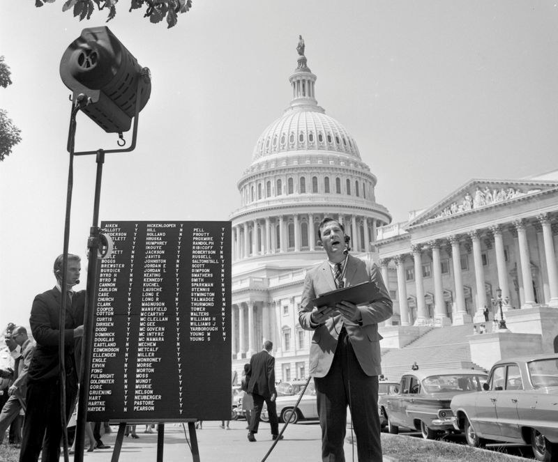 El veterano de CBS News, Roger Mudd, que descarriló a un Kennedy con una pregunta, murió a la edad de 93 años.