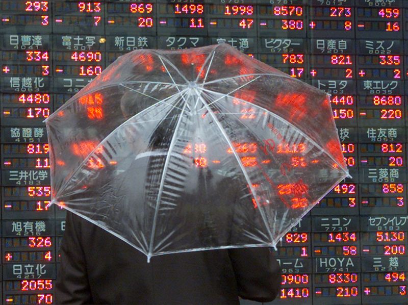 &copy; Reuters. JAPANESE BUSINESSMAN LOOKS AT SHARE PRICES ON STOCK QUOTATION BOARD IN TOKYO.