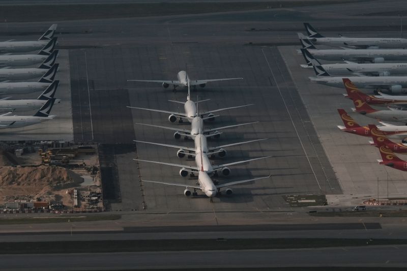 &copy; Reuters. FOTO DE ARCHIVO: Los aviones de Cathay Pacific estacionados en la pista del aeropuerto, en Hong Kong, China