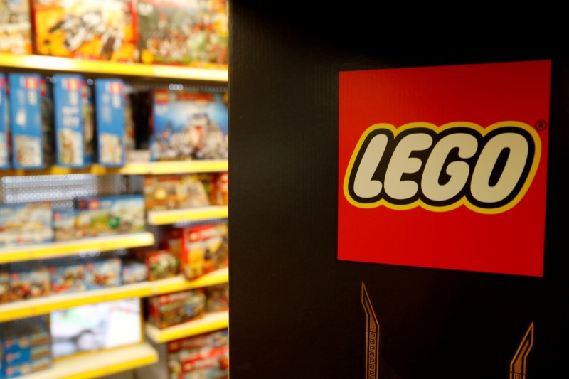 &copy; Reuters. Imagen de archivo. Logo de Lego en juguetería de Bonn