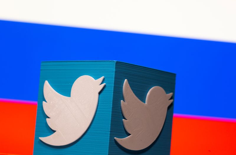 © Reuters. A 3D-printed Twitter logo is pictured in front of a Russian flag in this illustration