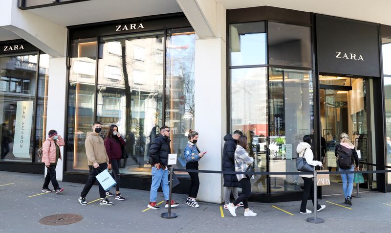 &copy; Reuters. FILE PHOTO: Shoppers queue in front of a re-opened Zara clothing store, in Zurich