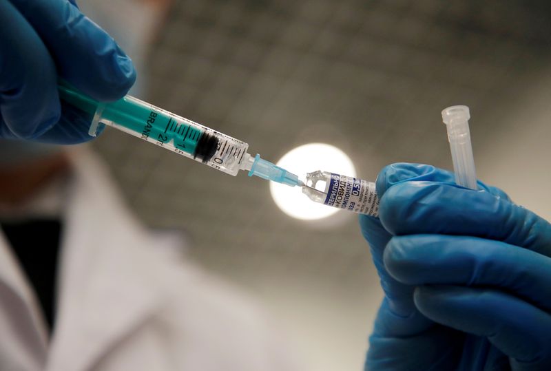 &copy; Reuters. Profissional de saúde prepara seringa com vacina contra Covid-19 Sputnik V em São Petersburgo, na Rússia