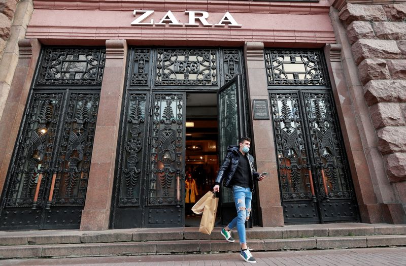 &copy; Reuters. Un uomo con indosso una mascherina esce da un punto vendita Zara a Kiev