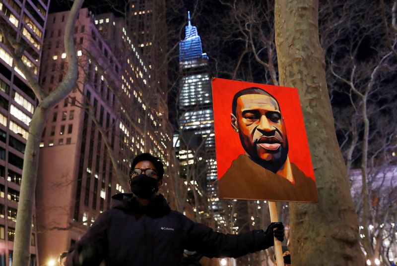 &copy; Reuters. Manifestante segura cartaz com imagem de George Floyd durante ato em Nova York