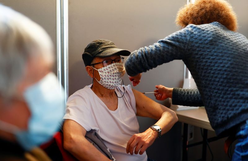 &copy; Reuters. Un trabajador sanitario administra la vacuna de COVID-19 de Pfizer-BioNTech en el ayuntamiento del distrito 3 de París como parte de la campaña de vacunación contra la enfermedad del coronavirus (COVID-19) en Francia