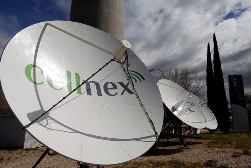 &copy; Reuters. Antenas de telecomunicaciones de la empresa española Cellnex bajo la torre de telecomunicaciones conocida como &quot;Piruli&quot;, en Madrid