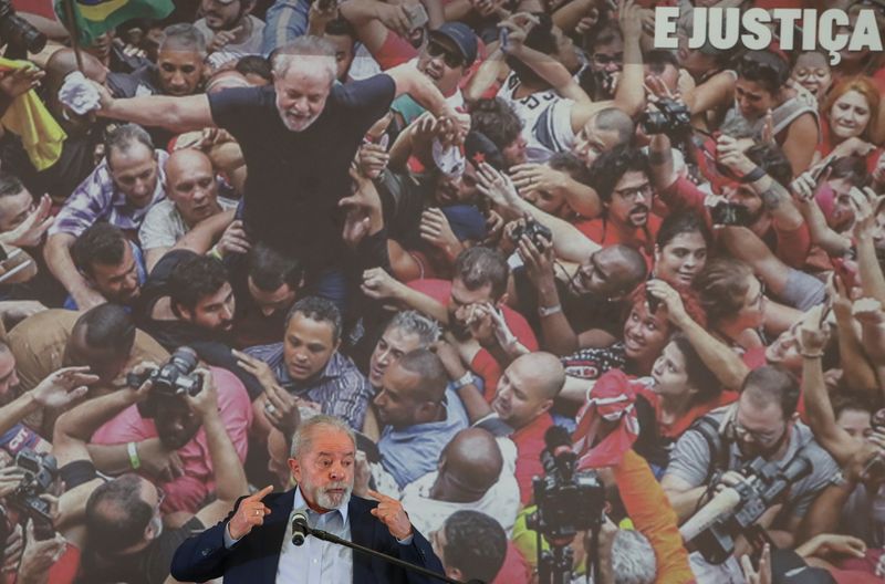 &copy; Reuters. Foto del miércoles del expresidente de Brasil Luiz Inacio Lula da Silva dando una rueda de prensa en Sao Bernardo do Campo, cerca de Sao Paulo